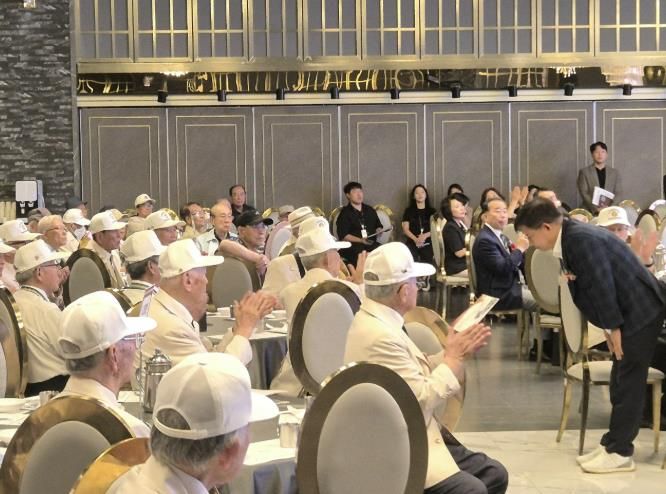 6.25참전용사께 예우를 갖추고 있는 박강수 마포구청장