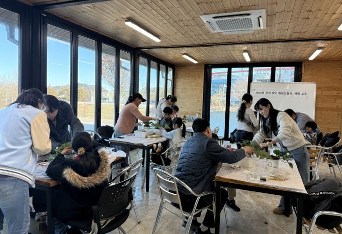 진안군, 겨울방학 맞이 유아 체험형 농업교육 추진(딸기화분 만들기 체험)