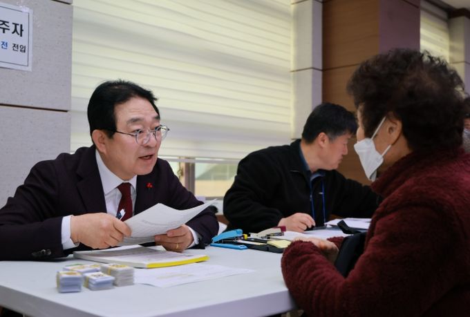 황규철 옥천군수, 옥천읍 행정복지센터 방문해 접수 상황 점검