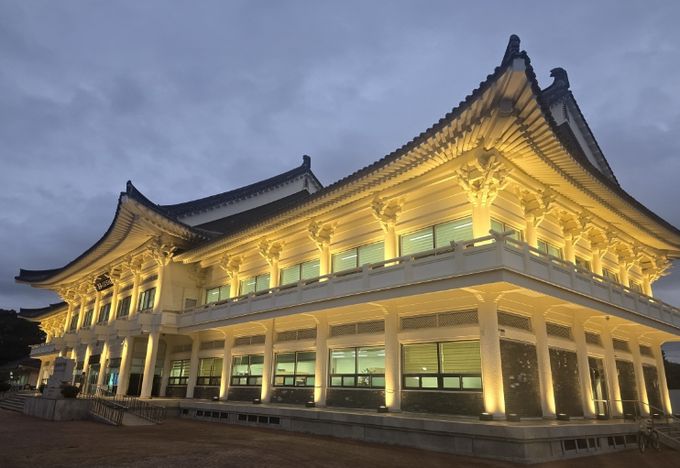 야간 운영을 시작한 경주시 시립도서관 전경