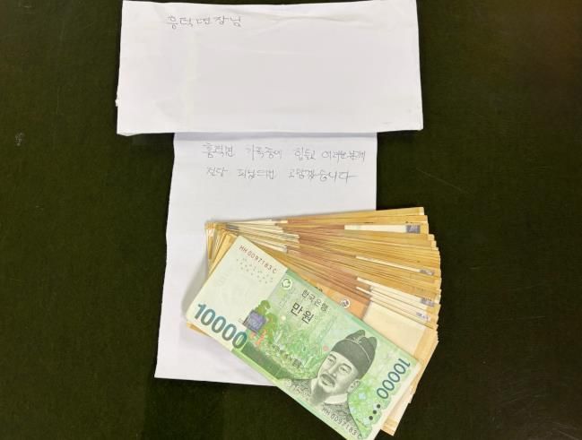 흥덕면 우체통 천사, 손편지와 현금다발