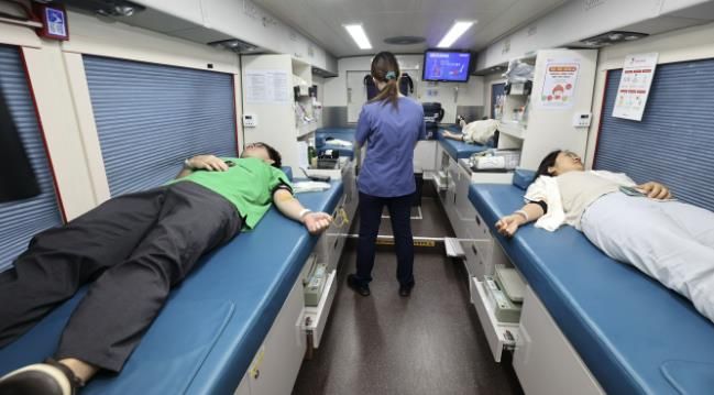 과천시민들이 헌헐 활동에 참여하고 있다