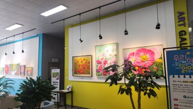 남부도서관은 오는 29일까지 1층에서 김영화 작가 회화 작품 13점을 전시한다