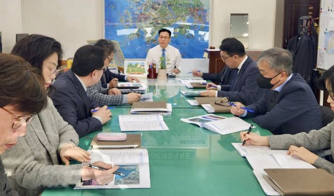 조석훈 목포시장 권한대행이 대반동·선창권역 현안업무 점검회의를 주재하고 있다.