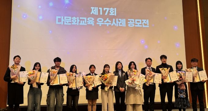 전라남도교육청이 ‘제17회 다문화교육 우수사례 공모전’과 ‘제16회 북한배경학생 교육 우수사례 공모전’에서 3개의 교육부 장관상을 수상했다. 사진은 수상 후 촬영한 기념사진(왼쪽에서 다섯번째 순천매산중학교 이은정 학생, 오른쪽에서 두번째 영광백수중학교 교사 김혜숙)