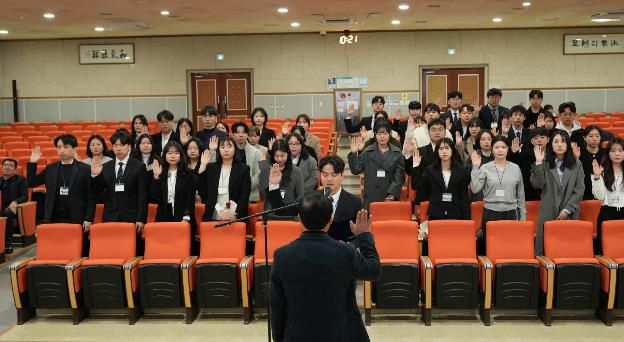 신규 임용자들이 공직자로서의 책무를 다짐하는 복무 선서를 하고 있다.
