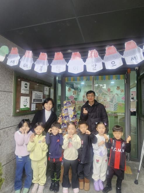 구리시 시립갈매푸르지오어린이집, 갈매동 취약계층에 '사랑의 라면 트리' 후원