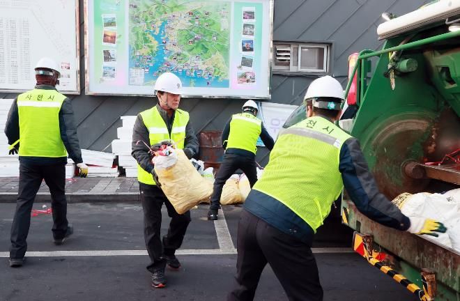 박동식 사천시장, 환경공무직과 함께 새해 첫 아침 거리로 생활폐기물 수거 동행하며 현장 목소리 청취