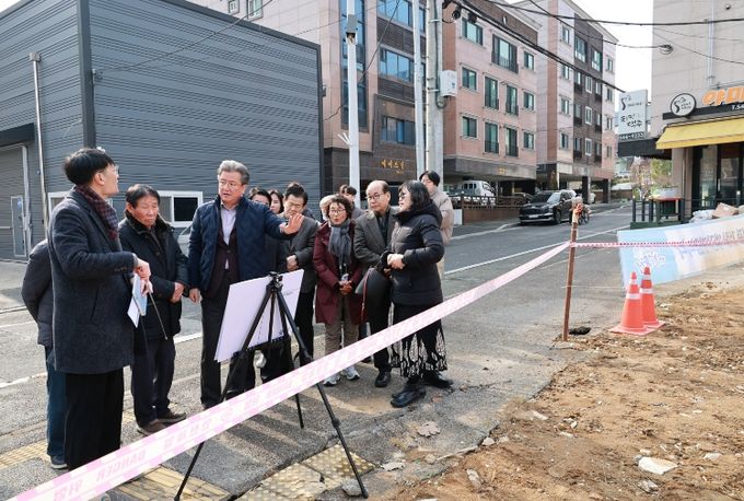 19일 유성구청 관계자가 진잠사회복지관 건립 예정지를 방문해 추진 현황을 점검하고 있다.