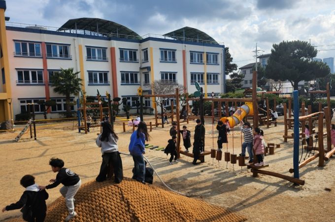 참여형 어린이 놀이시설