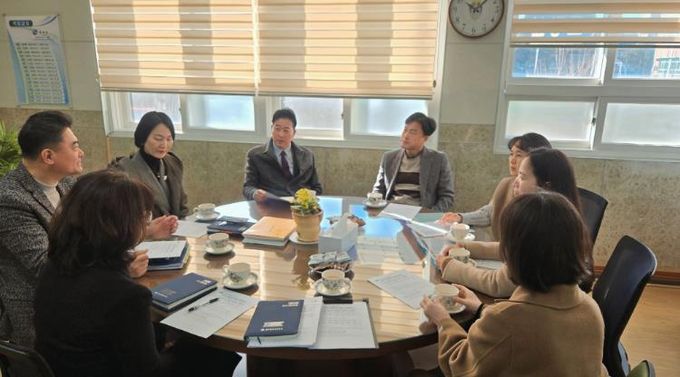 강남교육지원청 임채덕 교육장이 22일 옥동초를 방문해 늘봄학교 현장 점검을 하고있다.