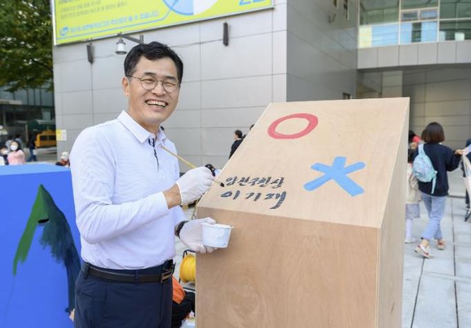 지난 문화예술축제에서 미술활동에 참여한 이기재 양천구청장