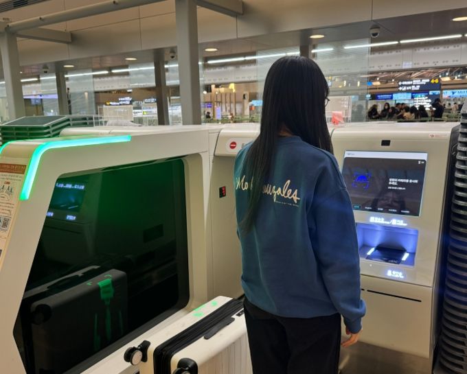 인천국제공항공사는 지난 26일부터 안면인식 기술을 접목한 셀프백드랍 서비스를 개시하였다고 27일 밝혔다. 사진은 여객이 안면인식 셀프백드랍 서비스를 사용하는 모습.