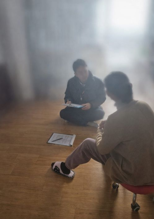 대상 가정을 방문하여 상담을 진행하고 있는 모습