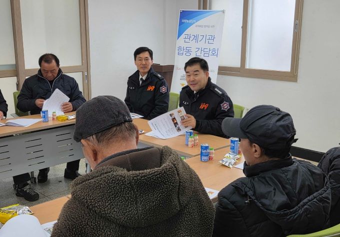 정용인 강진소방서장이 관계기관 참석자들을 향해 겨울철 화재에방 안전수칙을 강조하고 있다.