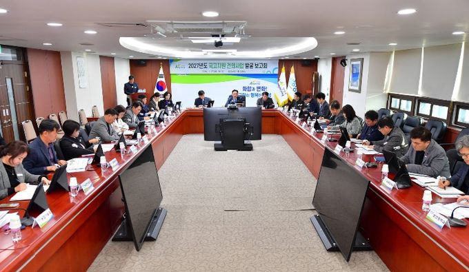 김한종 장성군수가 27일 상황실에서 열린 2027년도 국고지원 건의사업 발굴보고회를 주재하고 있다.
