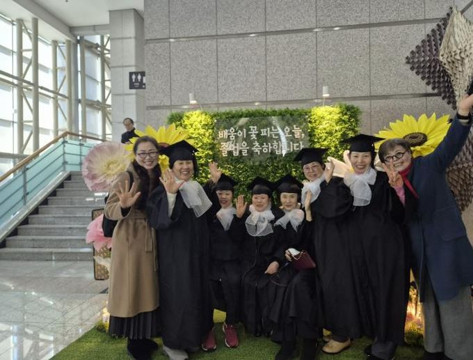 용인특례시가 초등학교와 중학교 학력 인정 합동 졸업식을 열었다.