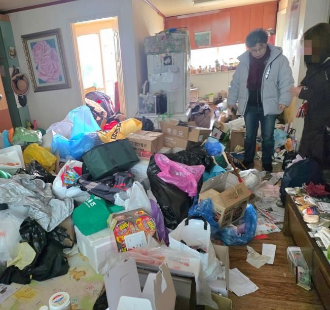 생활 폐기물이 정리되지 않은 가구 방문 모습