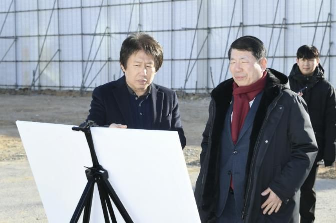 갈매 복합커뮤니티센터 건립 현장을 방문해 현장에 붙은 안내판을 보는 백경현 구리시장