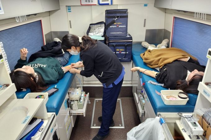 영천시는 30일 시청 전정에서 대한적십자사 대구·경북혈액원과 함께 올해 첫 ‘생명나눔 사랑의 헌혈’ 행사를 진행했다.