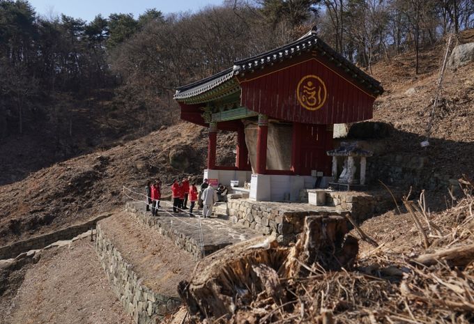 김인호 산림청장(오른쪽에서 네번째)이 30일 경상북도 영주시 흑석사 등 문화재 시설 및 생활권 주변지역을 대상으로 산불예방을 위한 이격공간 조성 사업지를 점검하고 있다.