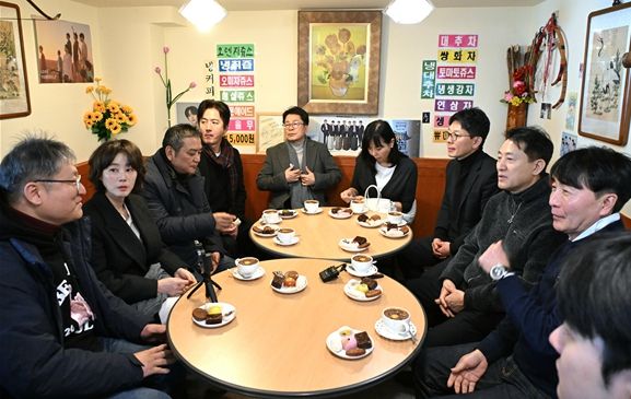 오세훈 서울시장이 31일(토), 을지다방에서 영화인들과 영화산업 전반에 대해 대화하고 있다.