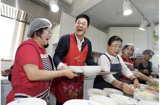 지난해 주민소통공모사업 ‘반찬이랑 건강이랑’ 행사에 참석한 정문헌 구청장