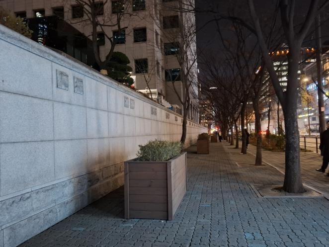 여의도 한국거래소 일대 불법 포장마차 정비 완료 모습(바리케이드, 가로 화분, 접근금지 테이프 부착 등)