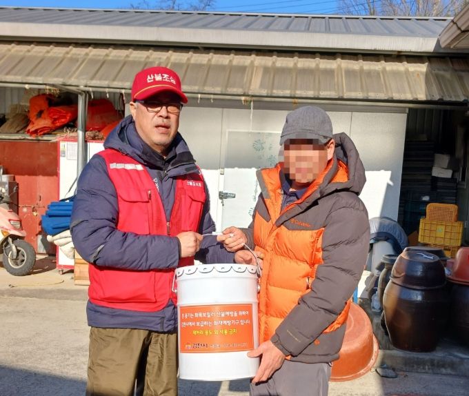 화목보일러 사용가구에 ‘재처리 용기’ 보급