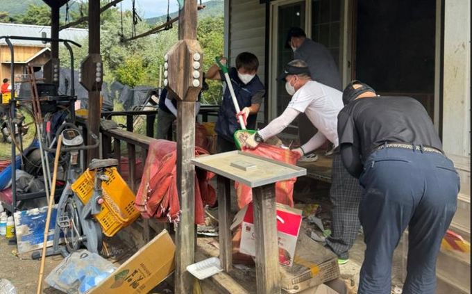 자활기업‘늘푸른세상’참여자들이 주택 청소하는 모습