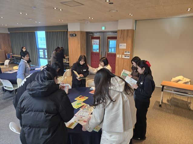 어린이집, 유치원 교사와 예비 교사들이 3일 교육연구정보원 박상진홀에서 '제2기 교육공동체 이음 연수' 활동을 하고 있다.