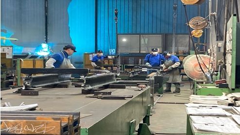 남동공단 철강 제조 공장에서 근로자가 철판 가공 작업을 하고 있다.