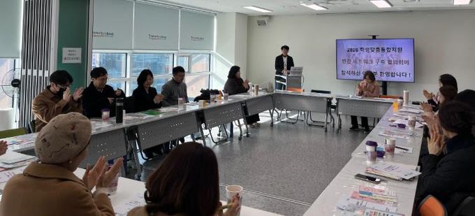 광주서부교육지원청 이유성 복지팀장이 지난 2월 3일 광산구 민간기관 네트워크 협의회에서 개회를 선언하며 학생맞춤통합지원 정책 방향을 설명하고 있다.