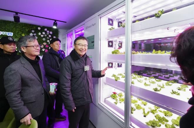 지난해 11월 도심형 스마트팜 개소식에 참석한 류경기 중랑구청장