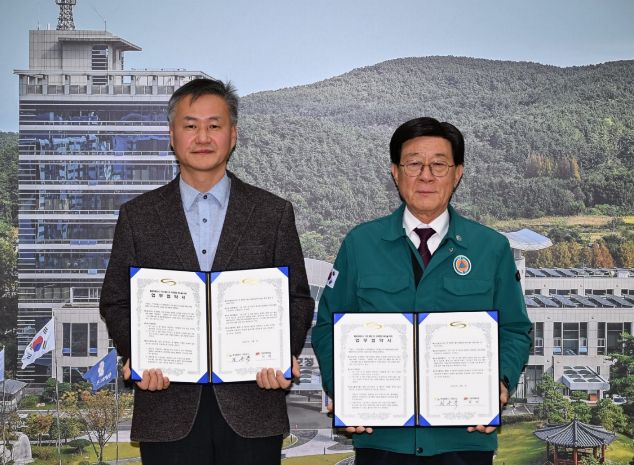 정종복 기장군수와 허지 기장우체국장이 업무협약 후 기념촬영을 하고 있다.