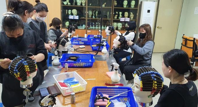 화천군이 다양한 자격증 과정을 포함한 성인평생학습강좌를 내달부터 운영한다. 사진은 미용 국가자격증 교육과정