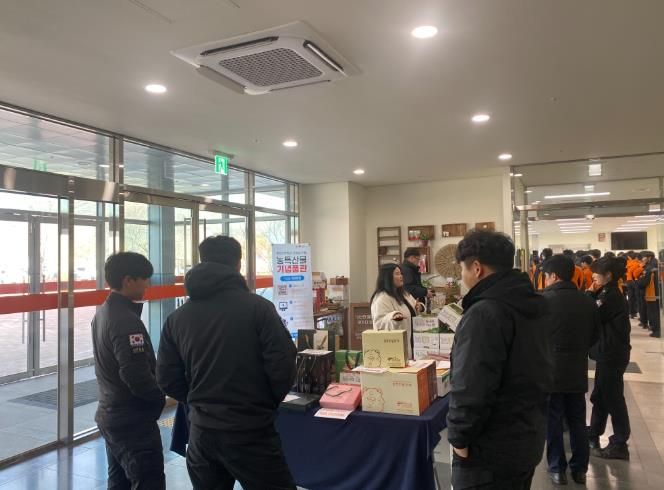 지난 6일, 충청소방학교 청양청사 입교생들이 청양산 농산물을 구매하고 있다.