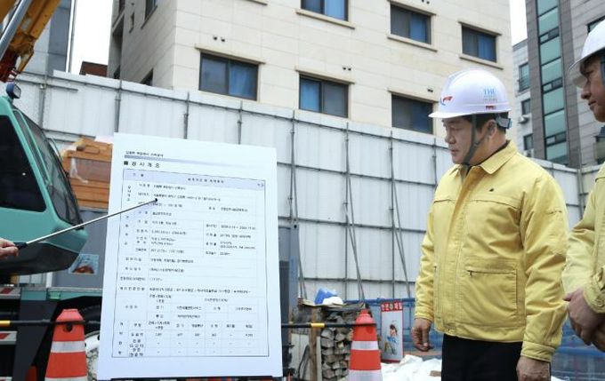 지난 10일 박준희 관악구청장(왼쪽)이 설명절을 앞두고 신축공사장 안전을 점검했다