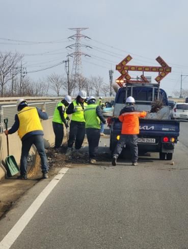 군산시, 설 명절 앞두고 자동차 전용도로·동백대교 대청소