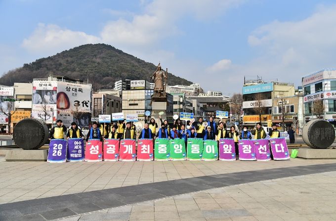 여수 르네상스 시민운동 중앙동 실천본부는 이순신광장에서 자생단체, 여수시청 도시계획과와 연계하여 섬박람회 홍보활동을 실시했다.
