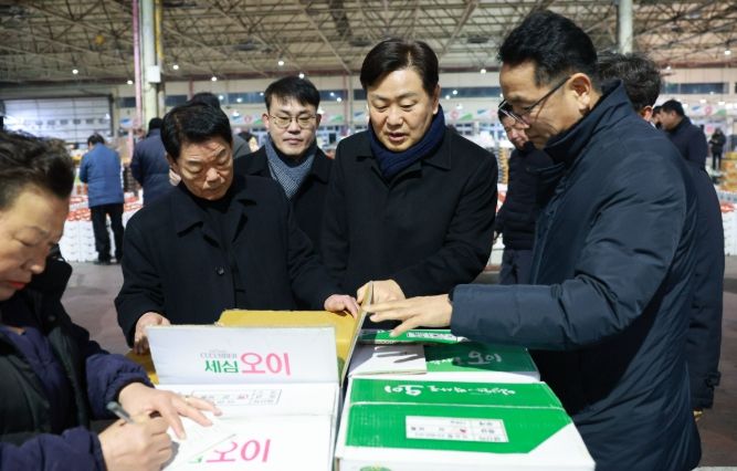 12일 새벽 김관영 전북특별자치도지사가 전주시 농수산물도매시장을 방문해 과일 경매장을 중심으로 농산물 출하 동향과 가격 흐름을 직접 점검하고 현장 관계자들을 격려하고 있다.