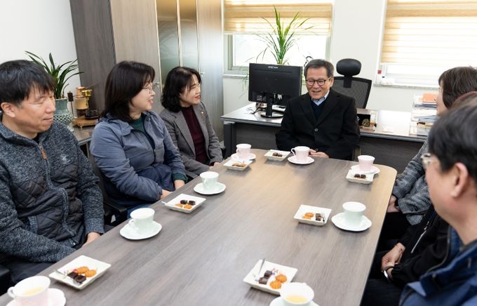 강릉시, 설 명절 맞아 사회복지시설 위문... 51개소에 온정 전달