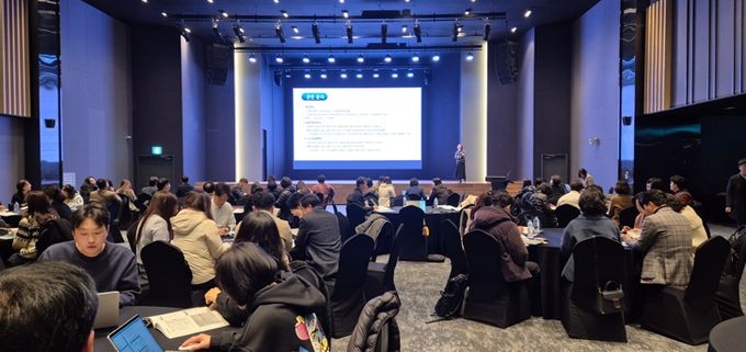 12일 신안에서 ‘2026 민주생활교육과 주요 사업 설명회’가 진행되고 있다.