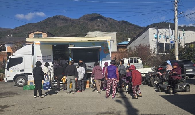 ‘찾아가는 이동장터’가 송광면과 외서면 내 상점이 없는 마을을 순회하며 주민들에게 생필품과 신선식품을 판매하고 있다