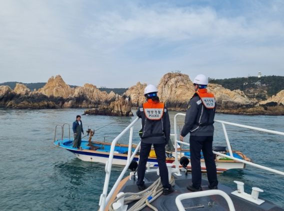 해양경찰관이 해양안전사고 예방 순찰중에 있다.