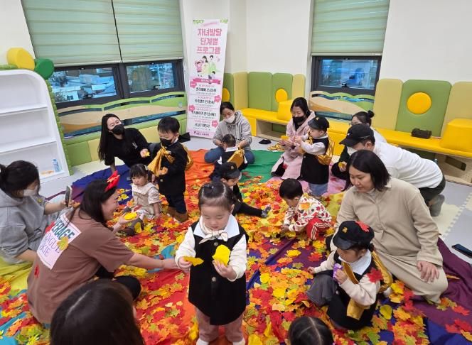 공동육아나눔터에서 보호자와 아이들이 함께 놀이 활동에 참여하는 모습