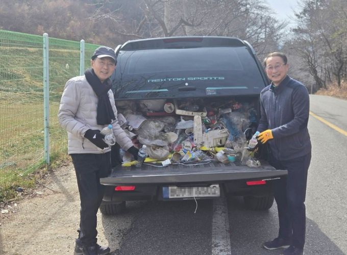 임윤모 겸백면장이 명절 기간 고향을 찾는 귀성객과 주민들을 위해 주요 도로변과 생활권 주변을 돌며 쓰레기를 수거했다