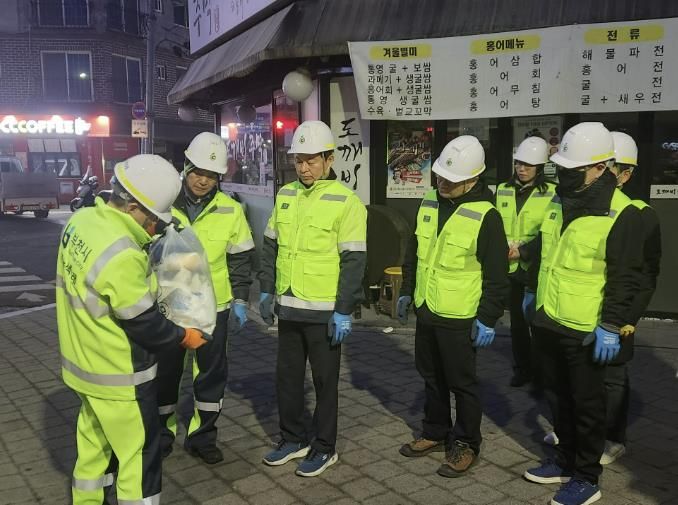 현장 정비 작업 전 안전 사항 등 관련 교육을 받고 있다.