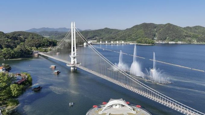 예당호 출렁다리와 음악분수 전경