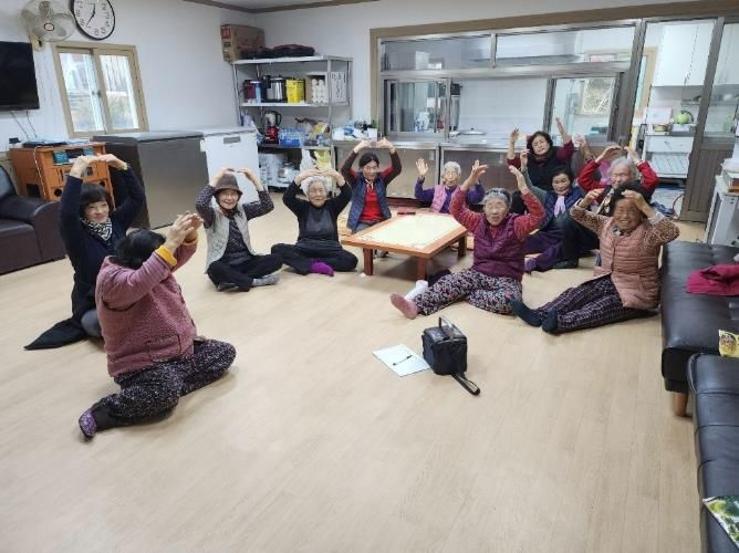 우리동네 건강지키기 사업의 일환으로 화성면 화강리에서 건강체조를 진행하고 있다.